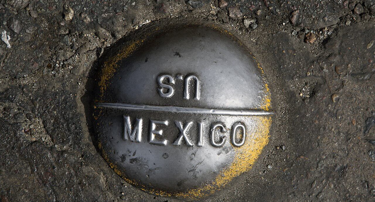 Este artículo habla sobre el fin del programa permanecer en méxico. La imagen es acorde.