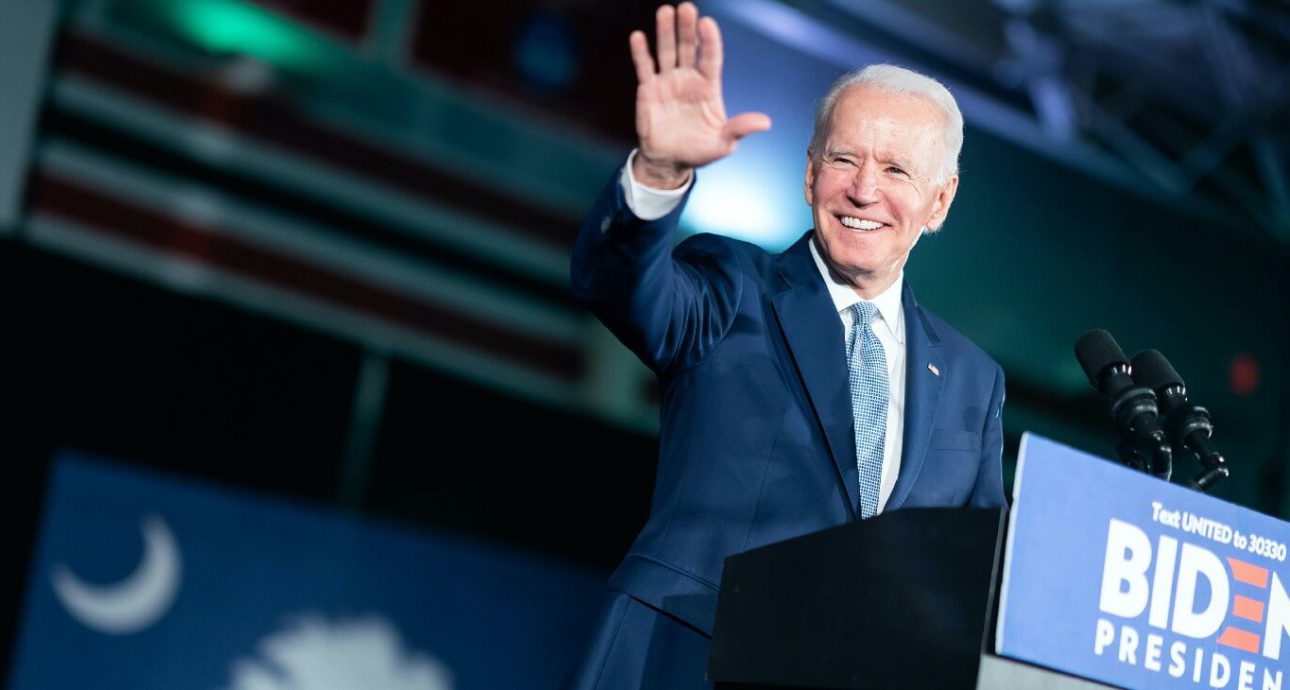 La nota es sobre la política de Trump y Biden en materia de derechos de los migrantes. La foto es del presidente Joe Biden.