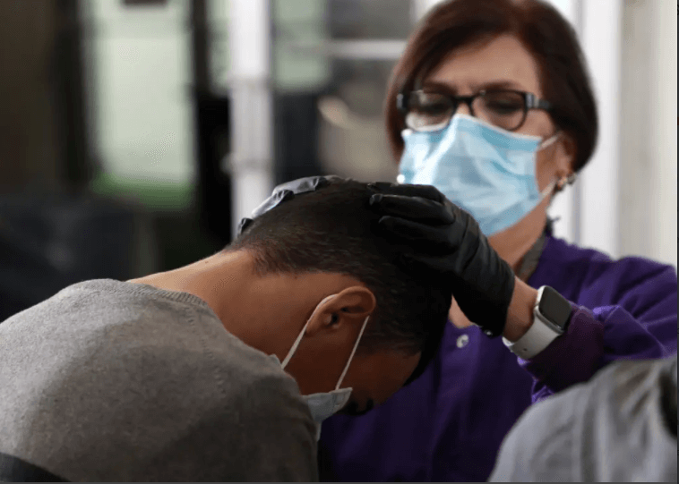 En esta nota informamos sobre la preocupación por el aumento de los casos de covid 19 en los centros de detención de inmigración de ICE. La imagen es acorde.