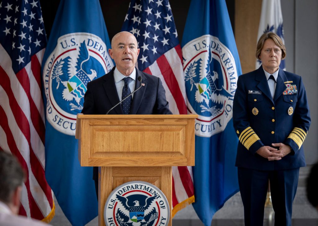 La nota es sobre la política de Trump y Biden en materia de derechos de los migrantes. La foto es del Secretario de Seguridad Nacional Alejandro Mayorkas.