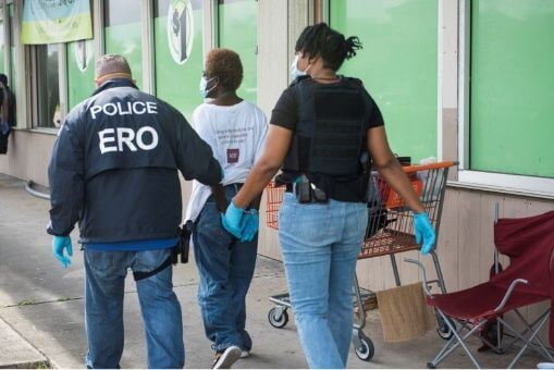 La nota es sobre la política de Trump y Biden en materia de derechos de los migrantes. La foto es de agentes de la Oficina de Detención y Deportación (ERO) de ICE.