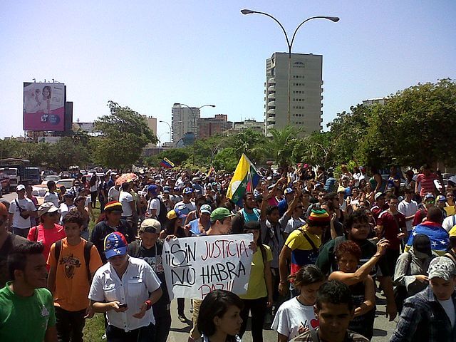 Esta nota es sobre la situación de los venezolanos en Estados Unidos. La foto es de una manifestación en la calle.