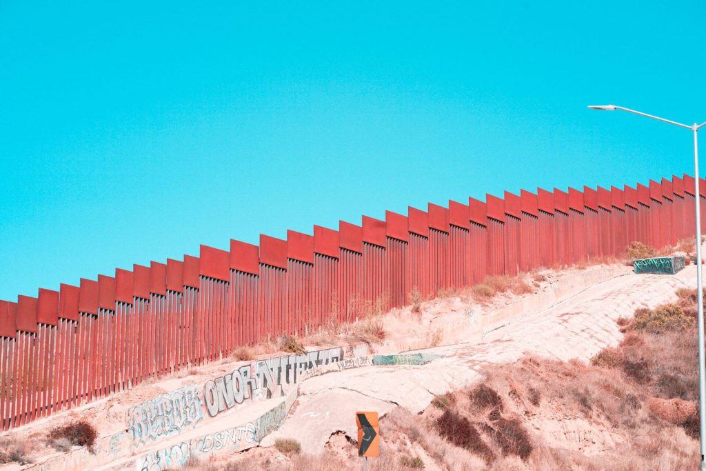 En esta nota informamos qué hacer si no tiene evidencia de su entrada legal a Estados Unidos. No entre en pánico al pensar "No tengo Formulario I 94!!", hay otras opciones. La imagen es de la frontera con México. 