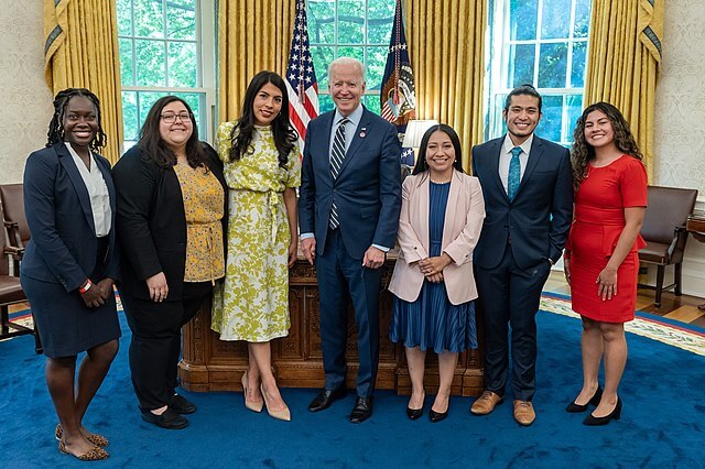 La nota es sobre el fallo que prohíbe hacer nuevas aplicaciones al programa DACA. La foto es de una reunión de Mayo en la que el presidente Biden recibió a los beneficiarios del programa.