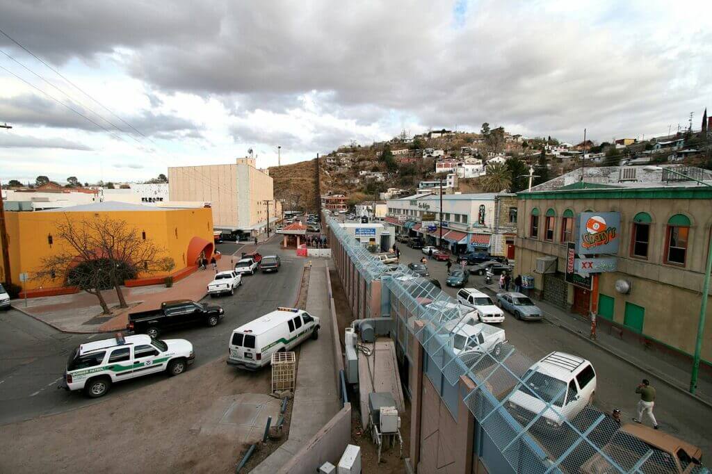 La nota es sobre los problemas más frecuentes en las entrevistas para solicitar asilo en Estados Unidos. La imagen es de la frontera entre México y Estados Unidos.