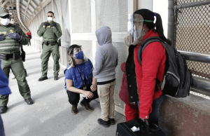 En esta nota informamos sobre la preocupación por el aumento de los casos de covid 19 en los centros de detención de inmigración de ICE. La imagen es acorde. 