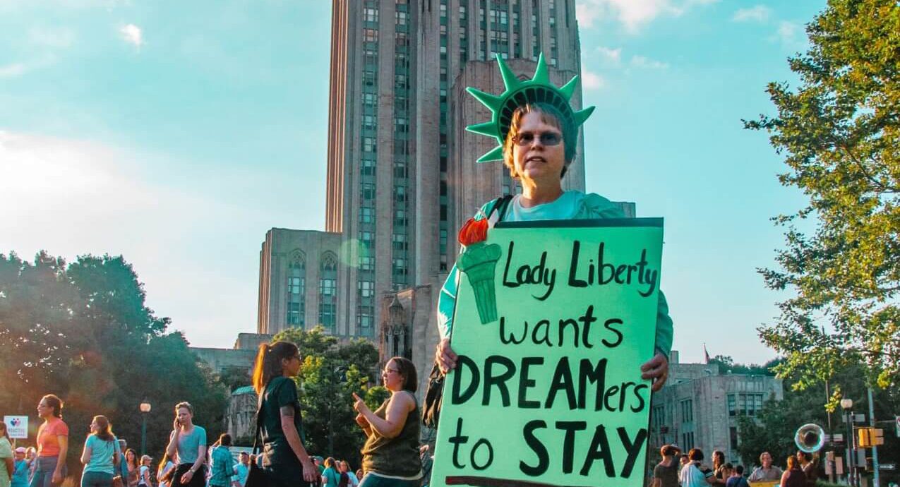 La nota es sobre el fallo que prohíbe hacer nuevas aplicaciones al programa DACA. La imagen es de una manifestación a favor de los Dreamers.