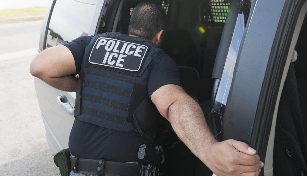 En esta nota informamos sobre las denuncias de los abogados de inmigración en Estados Unidos a las políticas restrictivas del gobierno de Biden. La imagen es de agentes de ICE.