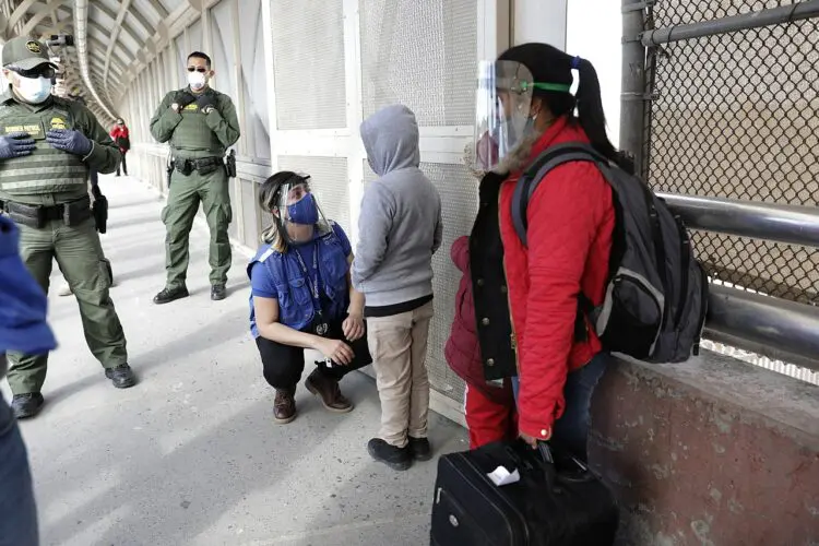 En esta nota informamos sobre las denuncias de los abogados de inmigración en Estados Unidos a las políticas restrictivas del gobierno de Biden. La imagen es de agentes de ICE en la frontera. 