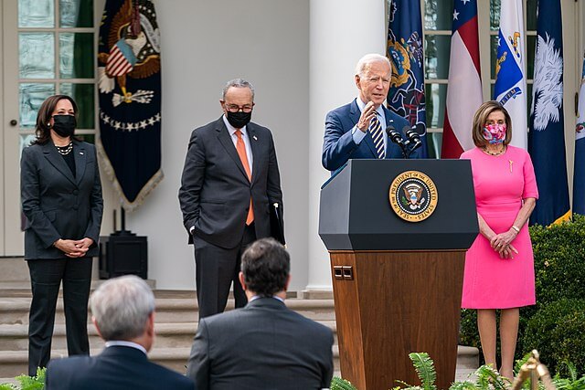 Nota sobre la nueva oportunidad que tienen los beneficiarios de DACA con la Reconciliación Presupuestaria. En la foto se encuentran Biden, Harris, Pelosi y Schumer.