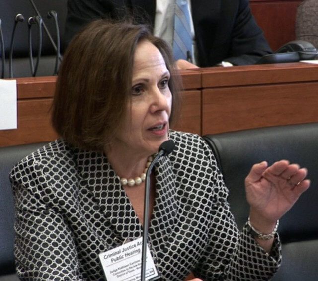 Nota sobre el debate respecto al cierre de la frontera de Texas con México. La foto es de la jueza Kathleen Cardone.