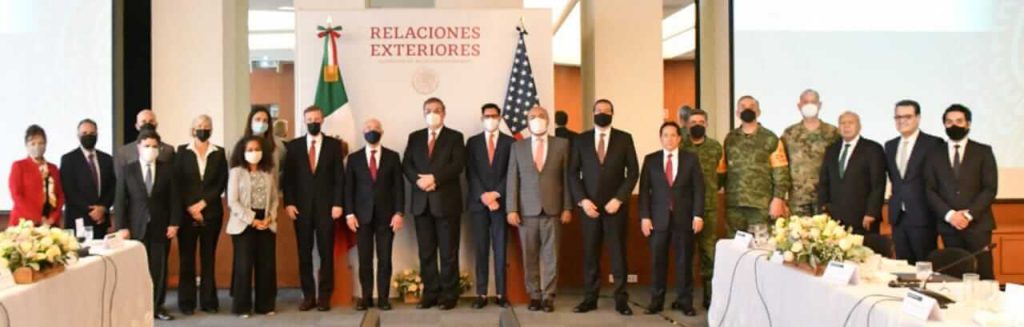 La nota es sobre las acciones coordinadas de México y Estados Unidos para mejorar los servicios de inmigración y abordar la crisis en la frontera. La foto es de las delegaciones de México y Estados Unidos.