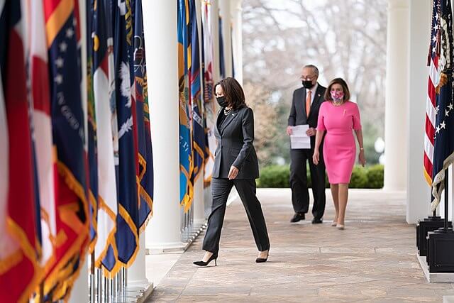 Nota sobre la nueva oportunidad que tienen los beneficiarios de DACA con la Reconciliación Presupuestaria. En la foto se encuentran Harris, Pelosi y Schumer.  