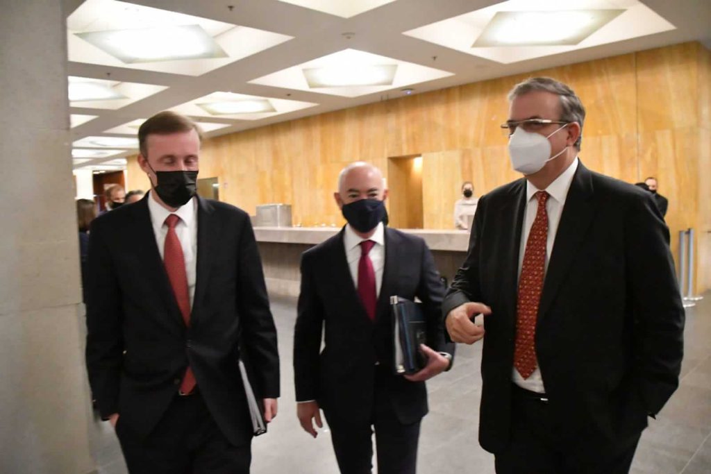 La nota es sobre las acciones coordinadas de México y Estados Unidos para mejorar los servicios de inmigración y abordar la crisis en la frontera. La foto es de la reunión entre Ebrard y Mayorkas. 