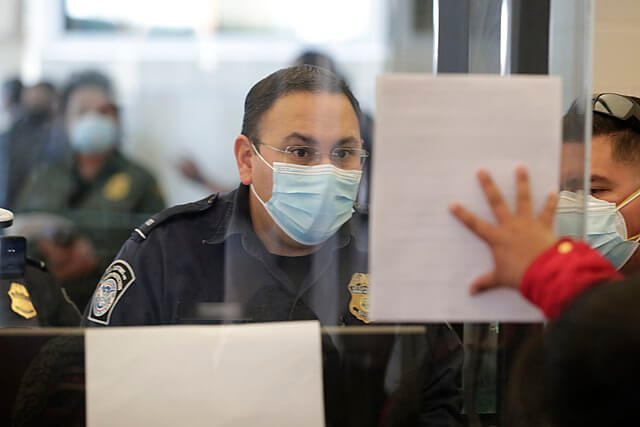 Nota sobre la reactivación del programa Remain in México. La foto es de la Patrulla Fronteriza.