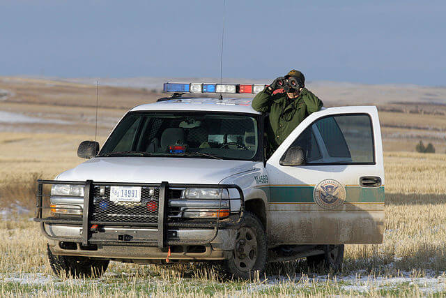 Nota informando sobre la deportación rápida en la frontera. La foto es de los agentes de la Patrulla Fronteriza.