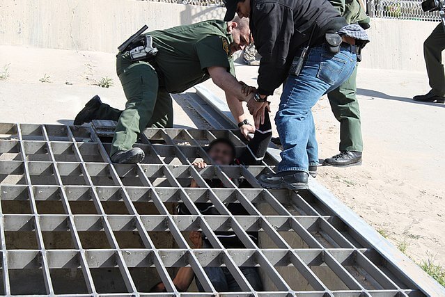 Nota sobre la reactivación del programa Remain in México. La foto es de la Patrulla Fronteriza rescatando migrantes. 