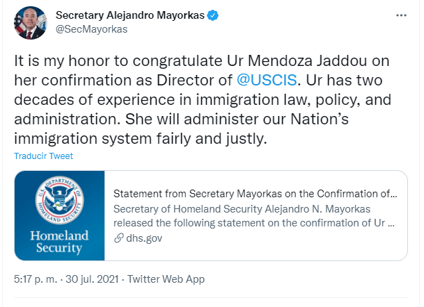 Nota sobre la designación de Ur Mendoza Jaddou como directora de USCIS. La imagen es de el anuncio vía Twitter del Secretario del DHS, Alejandro Mayorkas.