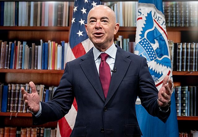 En esta nota informamos sobre las denuncias de los abogados de inmigración en Estados Unidos a las políticas restrictivas del gobierno de Biden. La imagen es del Secretario de Seguridad Alejandro Mayorkas. 