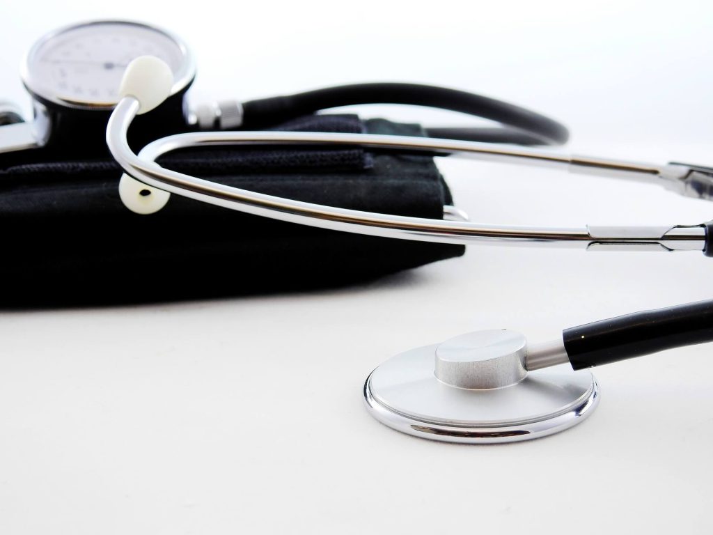 En esta nota informamos que USCIS extendió a 4 años la validez del examen médico de inmigración requerido para solicitar la tarjeta verde. La imagen es ilustrativa.