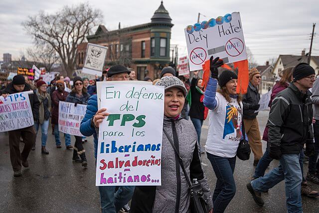 Nota sobre la extensión del TPS para Honduras y otros 5 países más. La imagen es de una manifestación a favor de los migrantes.