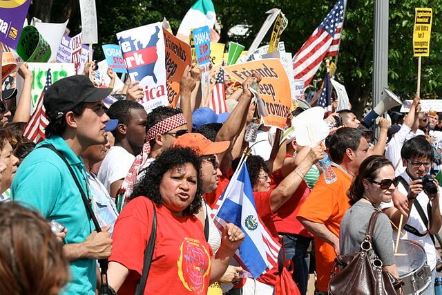 Nota sobre las Últimas noticias de reforma migratoria 2021. La foto es de una manifestación a favor de la reforma.