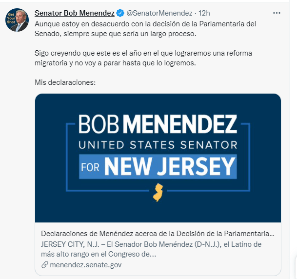 Nota informando sobre las últimas novedades respecto a la reforma migratoria 2021 hoy. La imagen es de las declaraciones vía Twitter de los senadores demócratas.