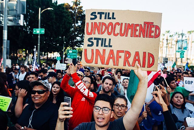 Noticia sobre las noticias de DACA más recientes. La imagen es de una manifestación en favor de la comunidad migrante en los Estados Unidos.