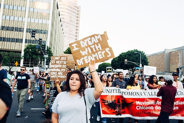 Nota informando sobre DACA Noticias. La imagen es de una marcha en favor de la protección a los Dreamers.