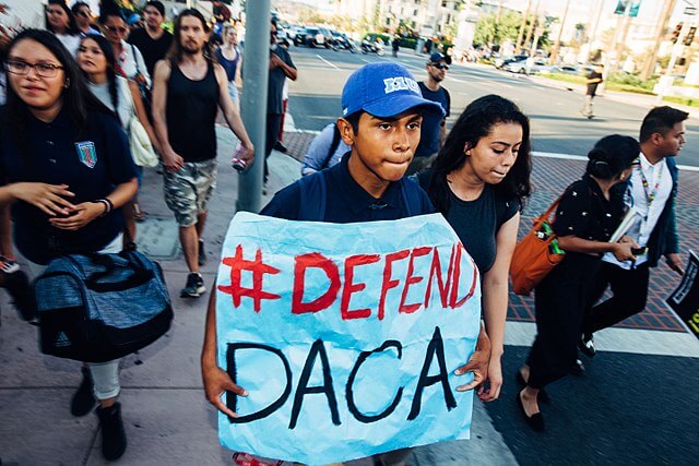 Nota informando sobre DACA Noticias. La imagen es de una marcha en favor de la protección a los Dreamers.