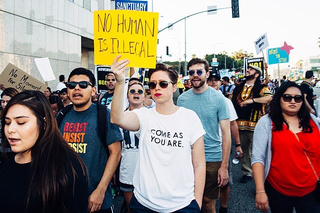 Nota informando sobre DACA Noticias. La imagen es de una marcha en favor de la protección a los Dreamers.