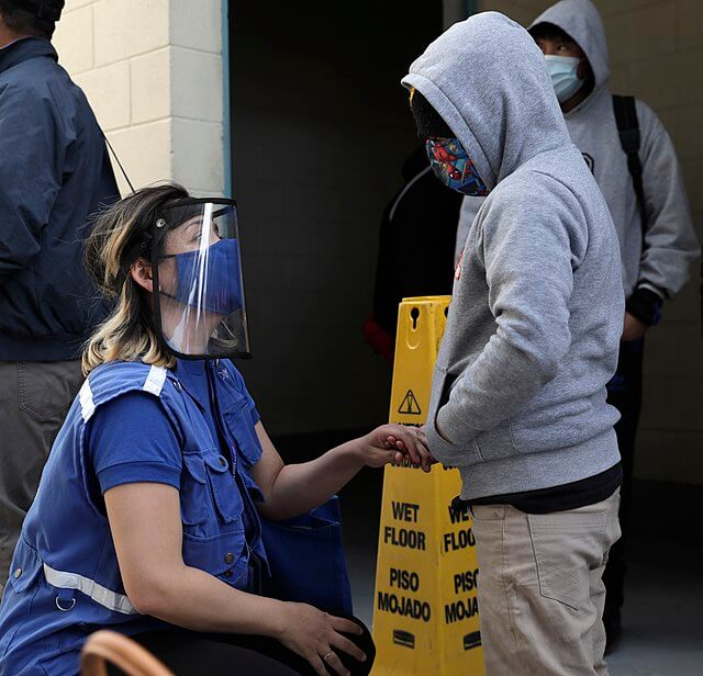 Nota informando que ya se pueden presentar nuevas solicitudes para el programa CAM para refugiados. La imagen es de menores migrantes llegando a la frontera México Estados Unidos.
