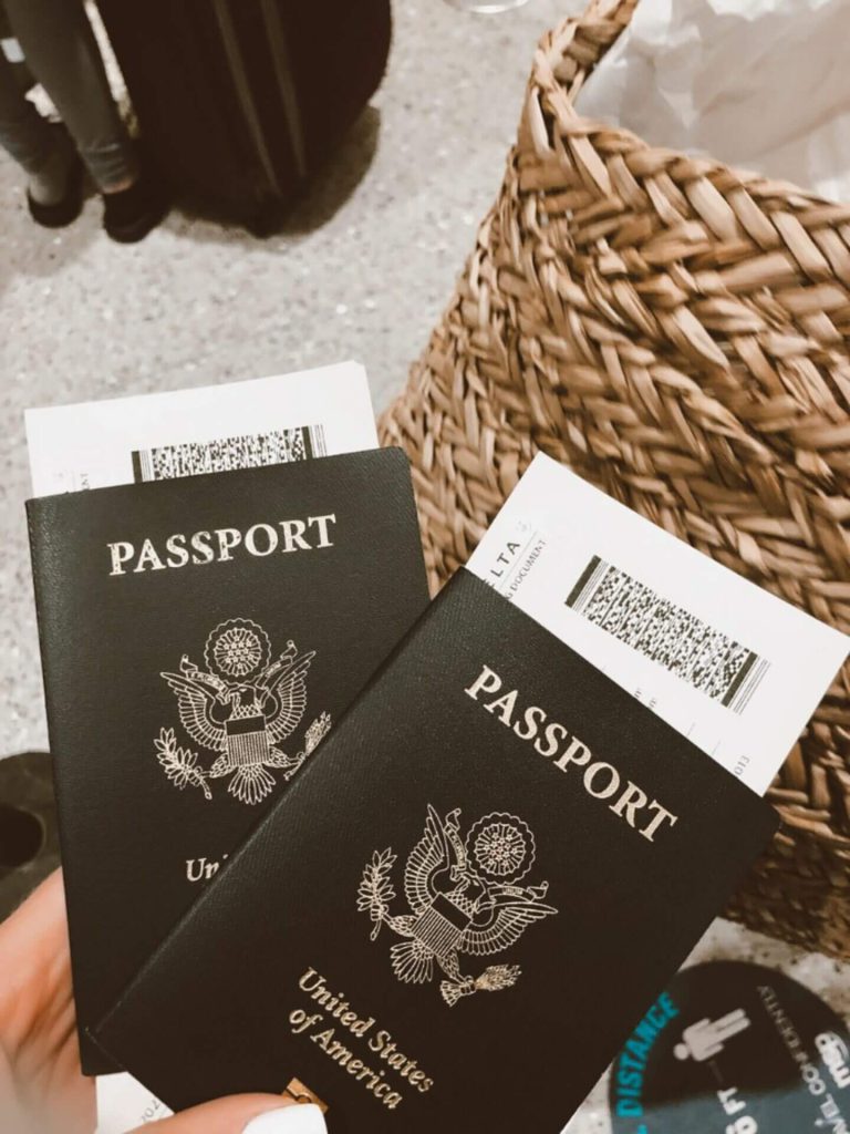 Nota explicando los requisitos para la ciudadanía americana 2021. La foto es del pasaporte americano.