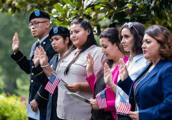 Nota informando los 10 pasos para obtener la ciudadanía americana. La foto es de una ceremonia de naturalización.