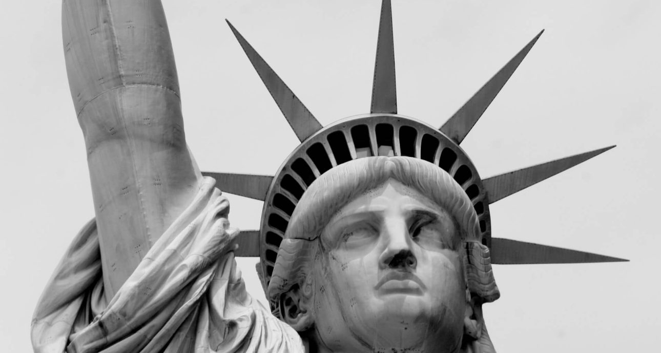 Este artículo responde la pregunta: ¿Cómo puedo saber cuándo me llega mi Green Card?. La imagen es ilustrativa.