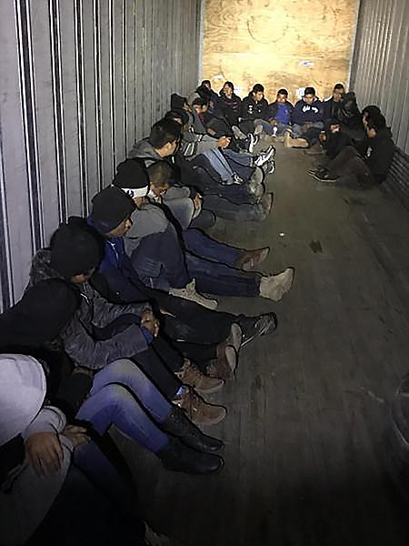 Nota sobre la discusión en torno a las nuevas leyes de inmigración 2021. La foto es de familias migrantes en la frontera.