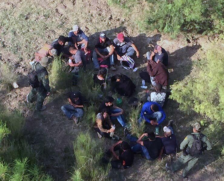 Nota sobre la discusión en torno a las nuevas leyes de inmigración 2021. La foto es de familias migrantes en la frontera.