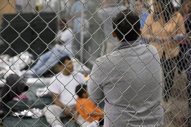 Nota sobre los peligros que enfrentan los migrantes cruzando la frontera. La imagen es acorde.