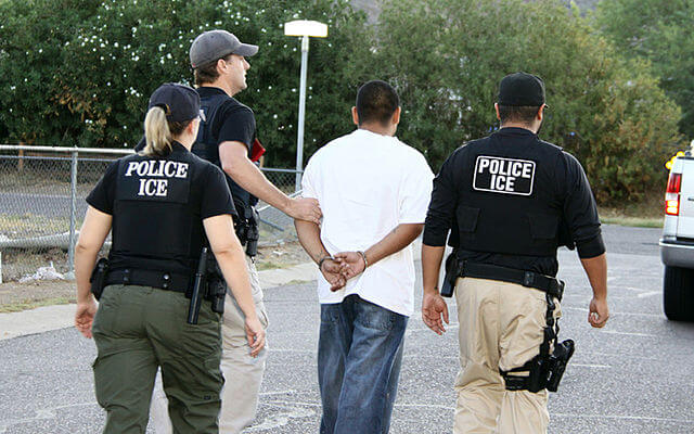 Nota sobre la disminución de los arrestos de ICE bajo la administración de Biden. La foto es de un arresto del ICE.
