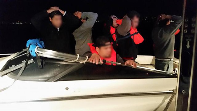 Nota sobre los peligros que enfrentan los migrantes cruzando la frontera. La imagen es acorde.