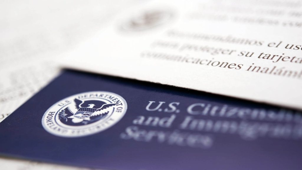 Nota titulada Permiso de trabajo: USCIS anuncia renovación automática. La foto es acorde.