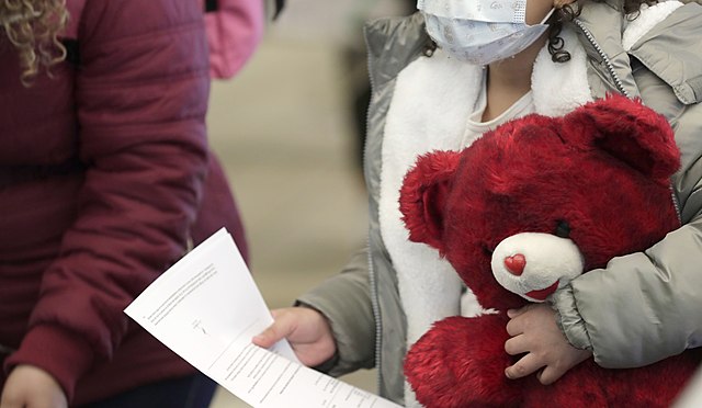 Nota sobre posible pago para familias migrantes separadas durante la era Trump. La imagen es acorde.