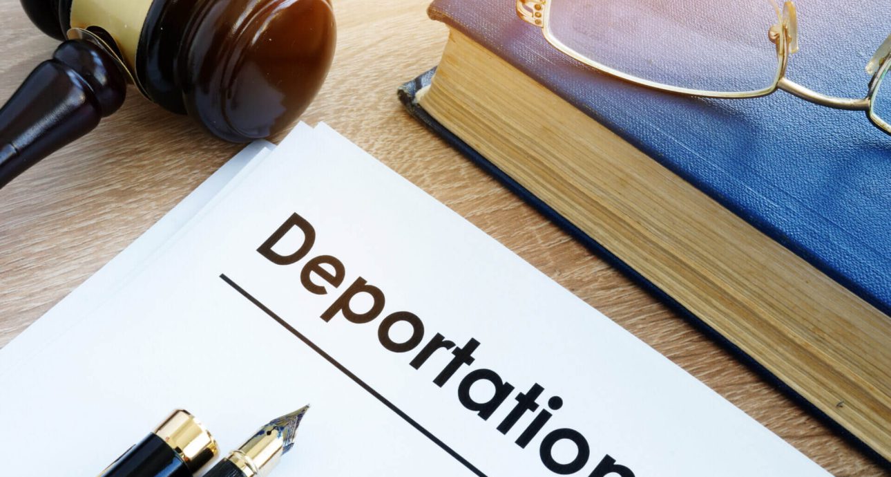Una carta de deportacion sobre un escritorio con un martillo de juez