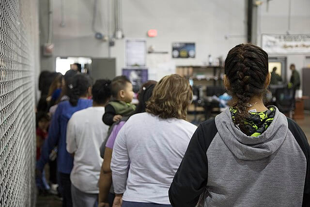 Nota sobre posible pago para familias migrantes separadas durante la era Trump. La imagen es acorde.