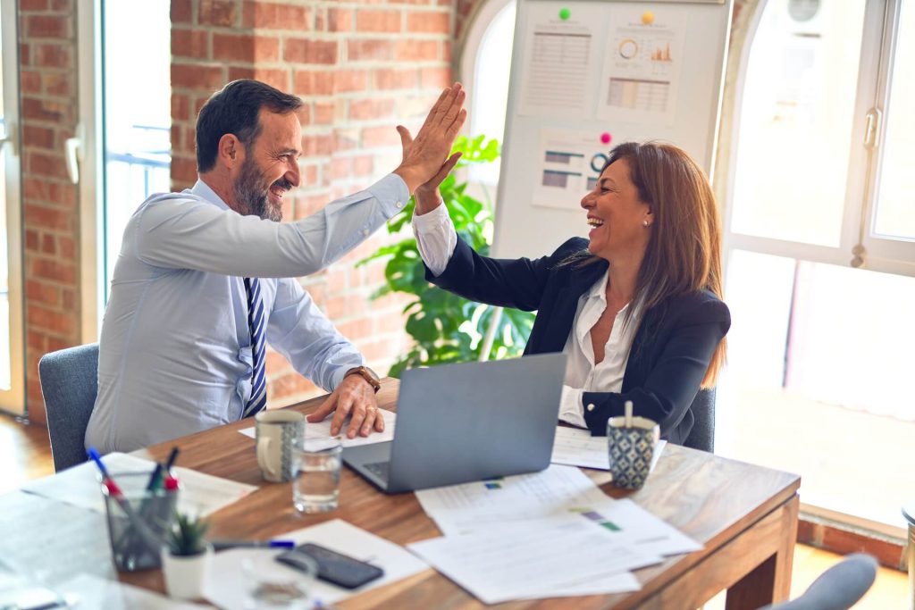 Nota titulada Permiso de trabajo: USCIS anuncia renovación automática. La foto es acorde.