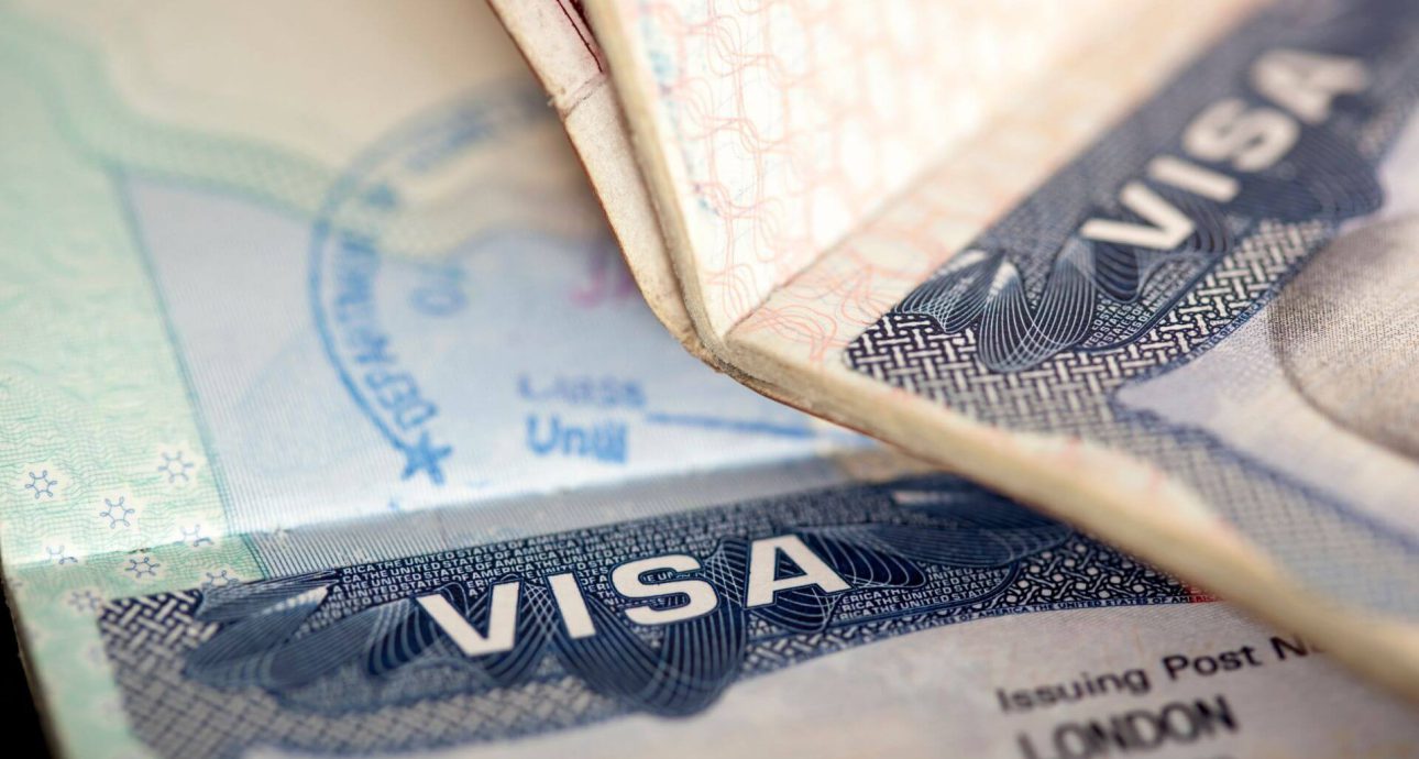 Nota sobre la entrevista de la visa de inmigrante. La imagen es ilustrativa.