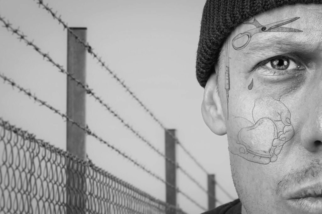 Cuidado con los tatuajes cuando solicites tu residencia