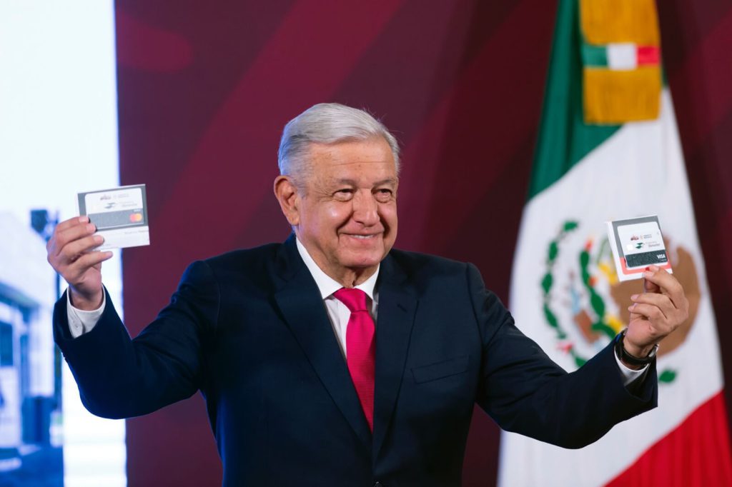 pesos-dólares-tarjeta-envía-tu-dinero-paisano-México-seguridad-intermediarios-menor-costo