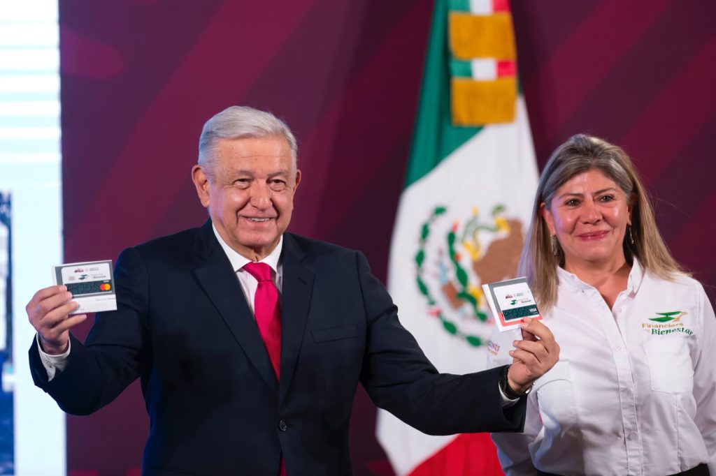 pesos-dólares-tarjeta-envía-tu-dinero-paisano-México-seguridad-intermediarios-menor-costo