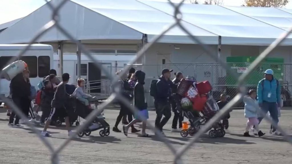 Refugios para inmigrantes en Floyd Bennet Field.